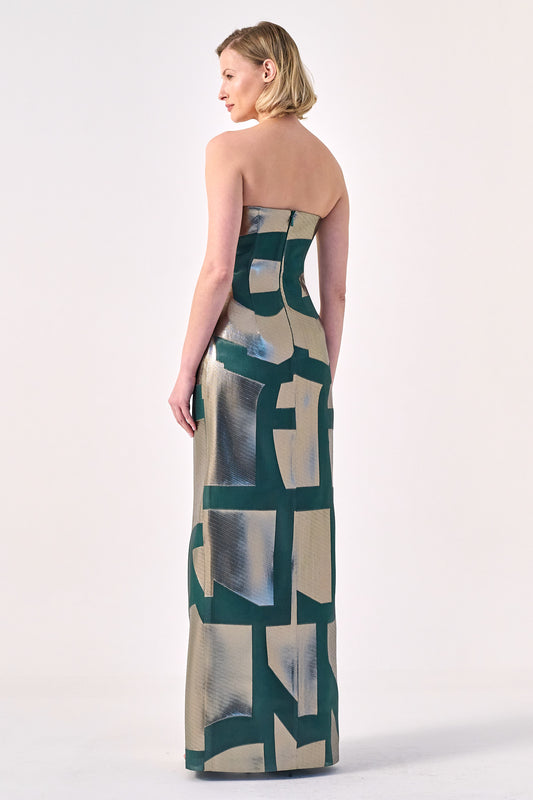 A seamless blend of structure and fluidity strapless column gown