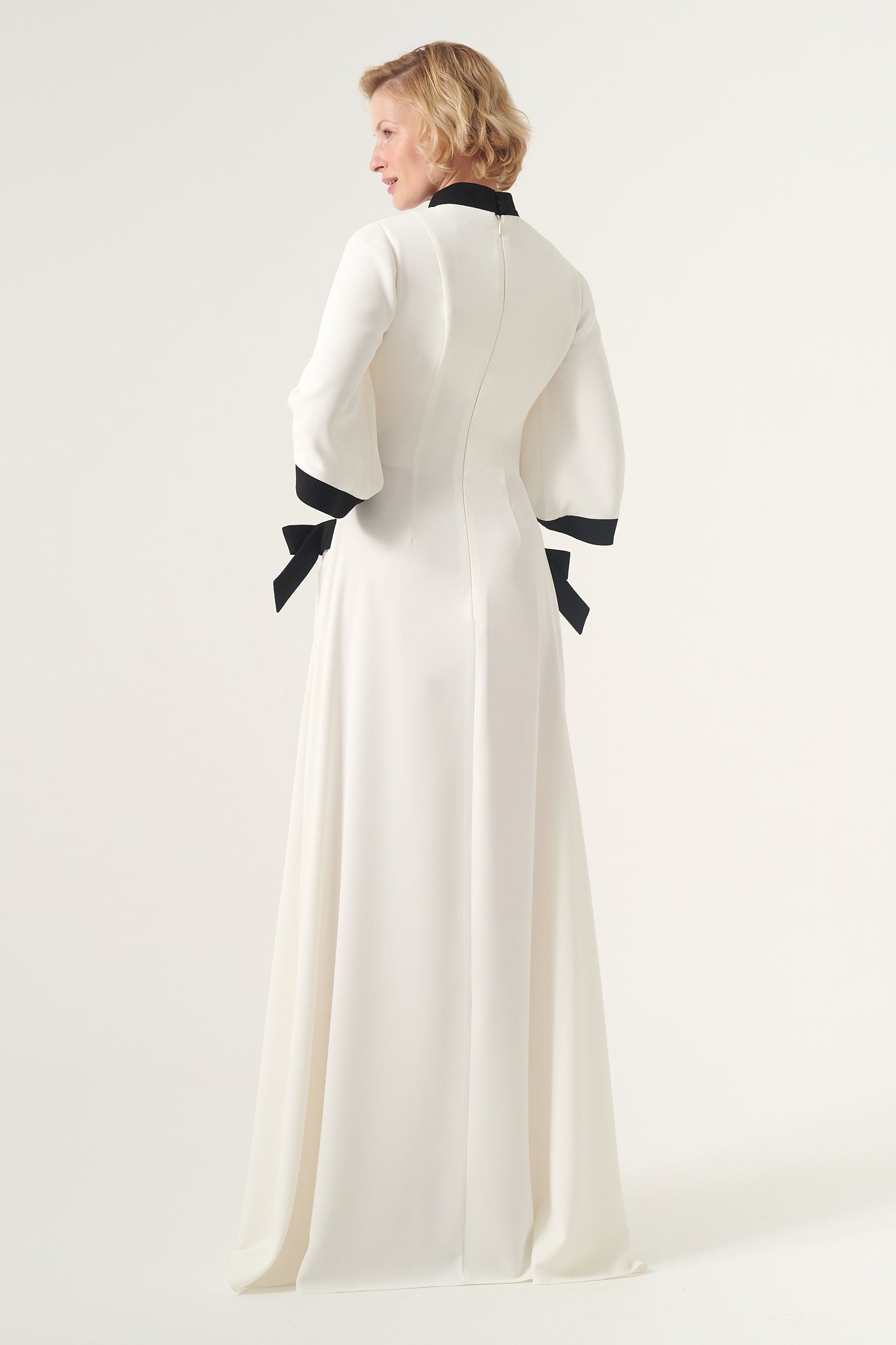 High neckline flowy silhouette long dress High neckline flowy silhouette long dress